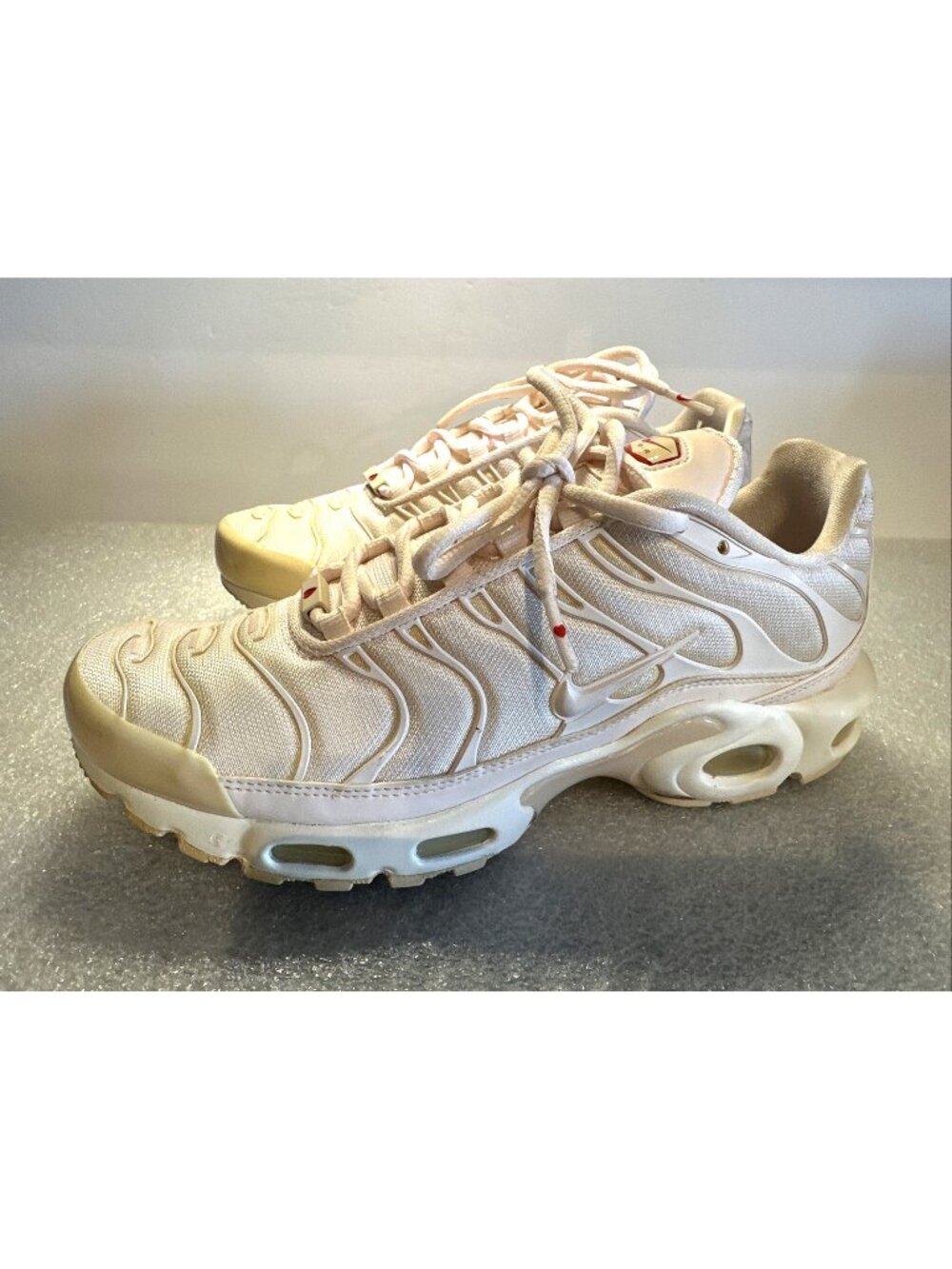 Nike Womens Size 8.5 Air Max Plus TN SE Running Shoes Light Pink Excellent Clean
